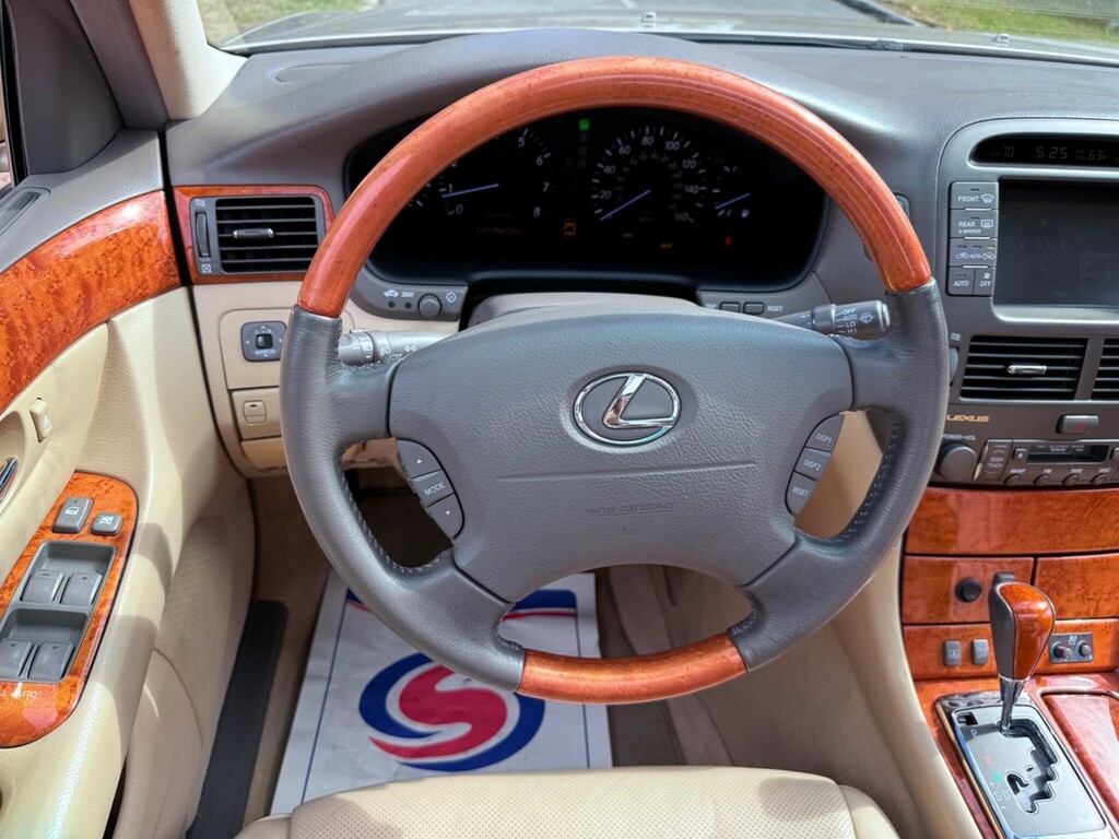Lexus LS Saloon Black #45