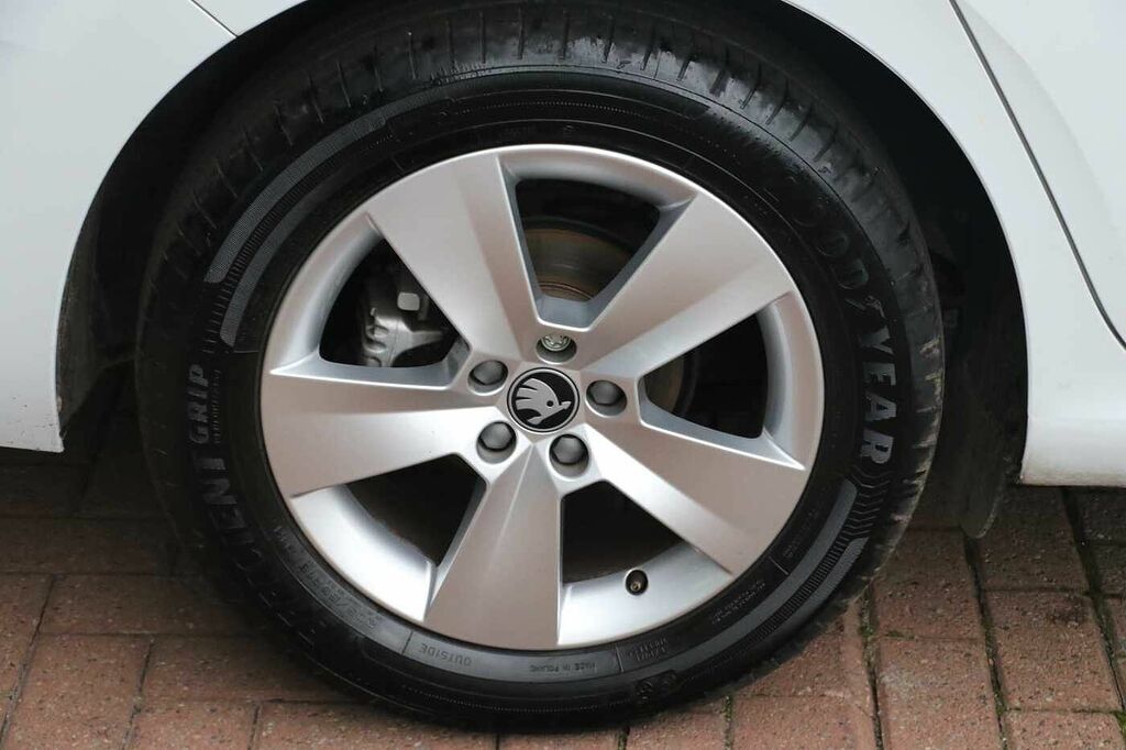 Skoda Scala 1.0 Tsi 116 Se Edition GF25VWU White #5