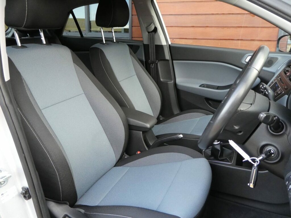Hyundai I20 Hatchback 1.0T Gdi Premium Only Covered 27 30 Silver #5