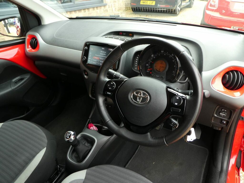 Toyota Aygo Hatchback 1.0 Vvt-i X-trend One Owner From Ne HW19NXA Red #6