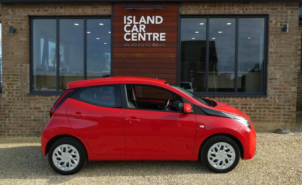 Toyota Aygo Hatchback 1.0 Vvt-i X-play Tss One Owner From WM21UKB Red #2