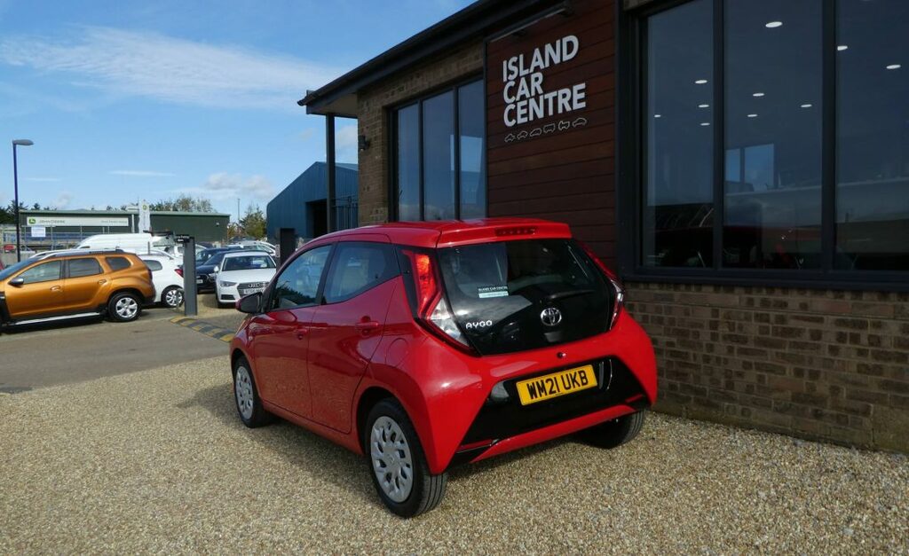 Toyota Aygo Hatchback 1.0 Vvt-i X-play Tss One Owner From WM21UKB Red #5