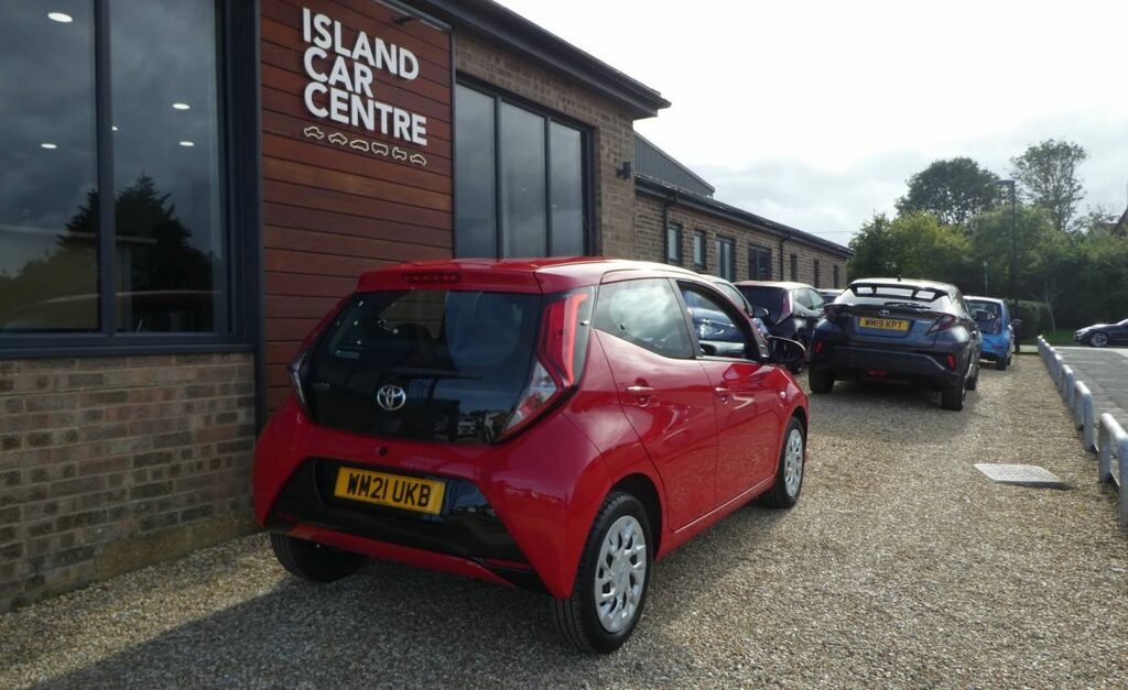 Toyota Aygo Hatchback 1.0 Vvt-i X-play Tss One Owner From WM21UKB Red #6