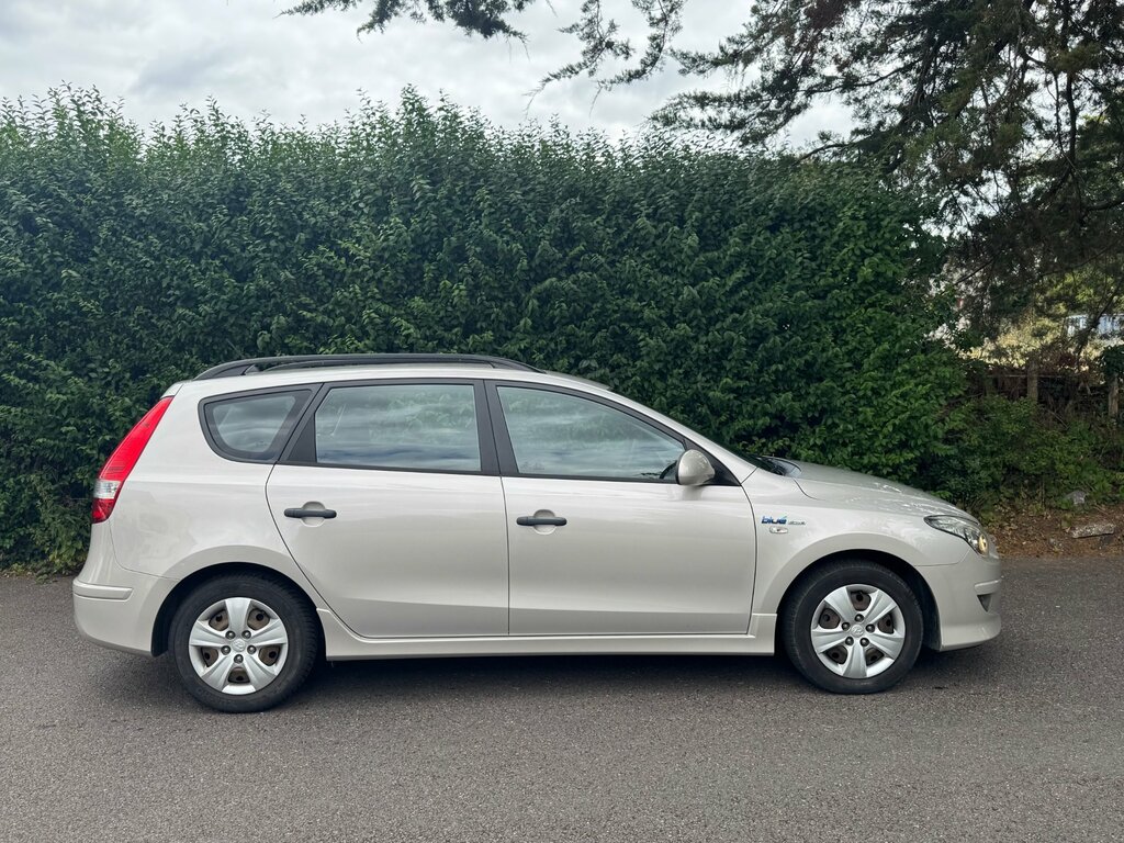 Hyundai I30 1.6 Crdi Blue Drive Comfort Euro 5 Left Hand Drive Beige