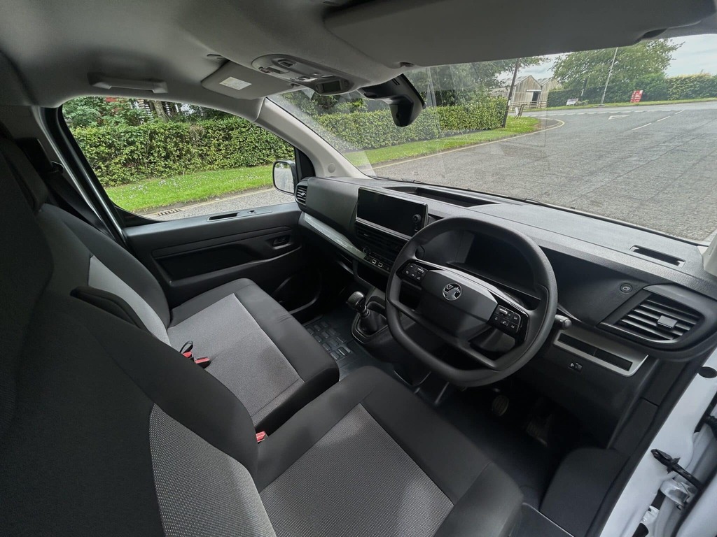 Vauxhall Vivaro 2.0 Turbo D DS24LGN White #6