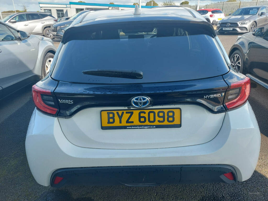 Toyota Yaris 1.5 Hybrid Design Cvt BYZ6098 White #6