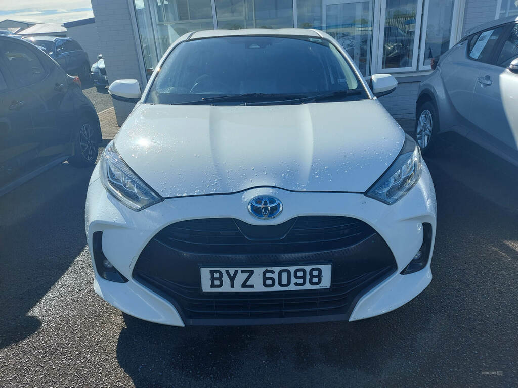 Toyota Yaris 1.5 Hybrid Design Cvt BYZ6098 White #5