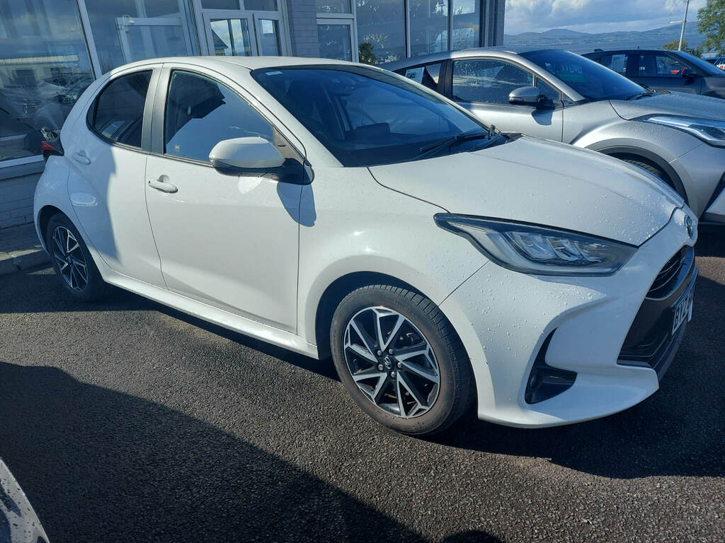 Toyota Yaris 1.5 Hybrid Design Cvt BYZ6098 White #2