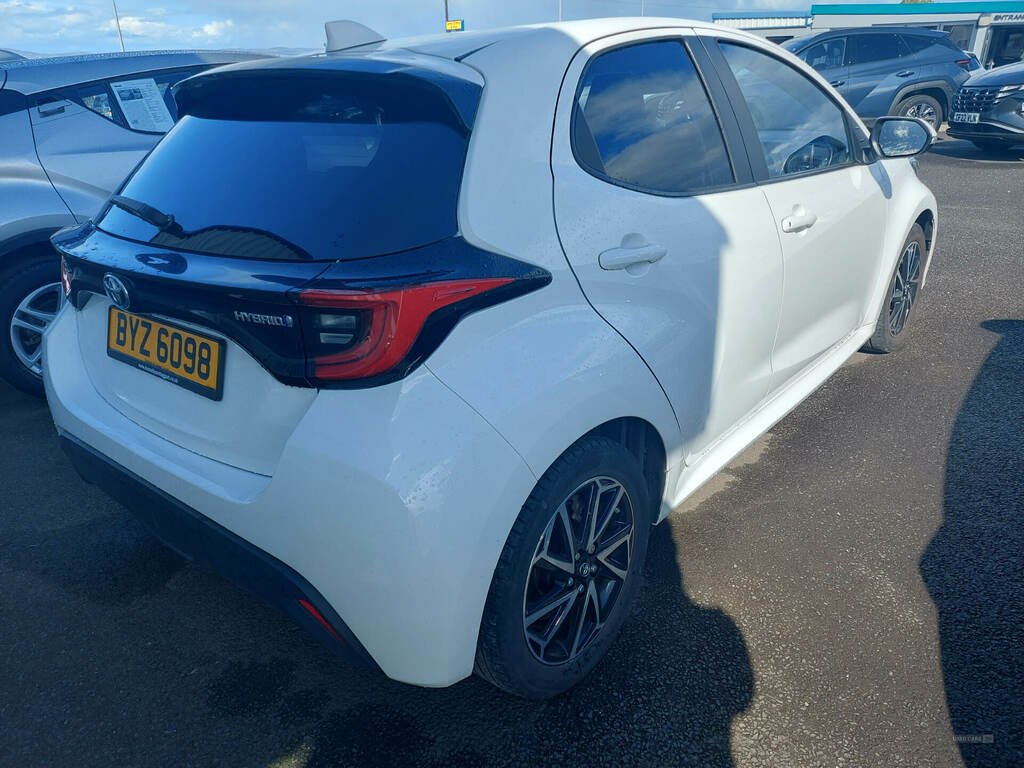 Toyota Yaris 1.5 Hybrid Design Cvt BYZ6098 White #3