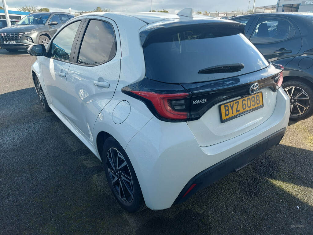 Toyota Yaris 1.5 Hybrid Design Cvt BYZ6098 White #4