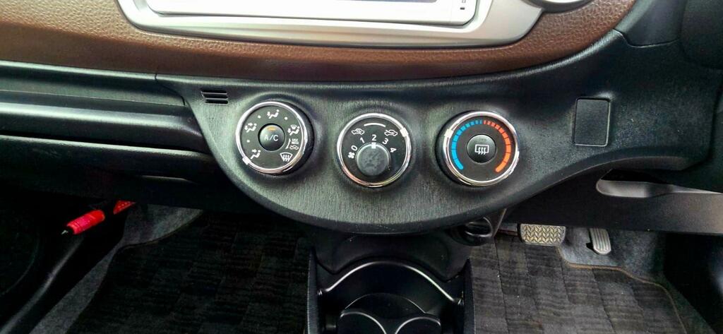 Toyota Vitz Auto Silver #2