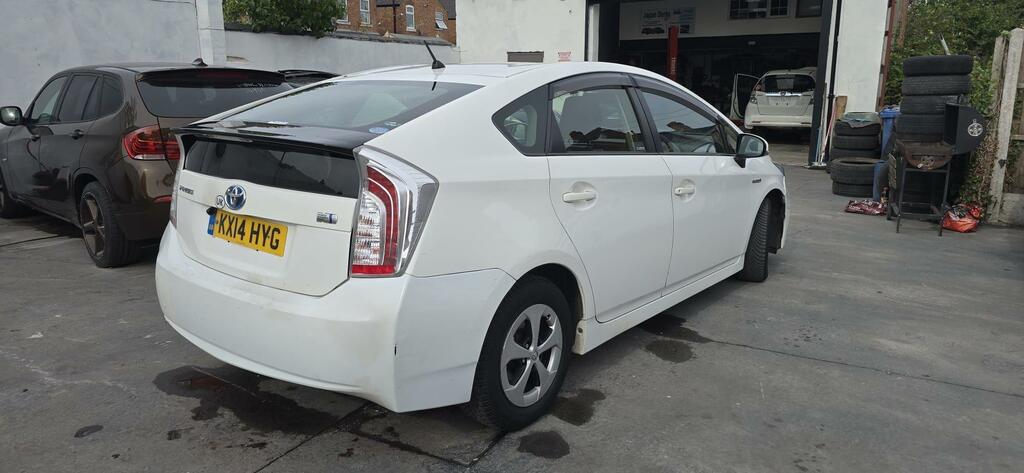 Toyota Prius Hatchback KX14HYG White #4