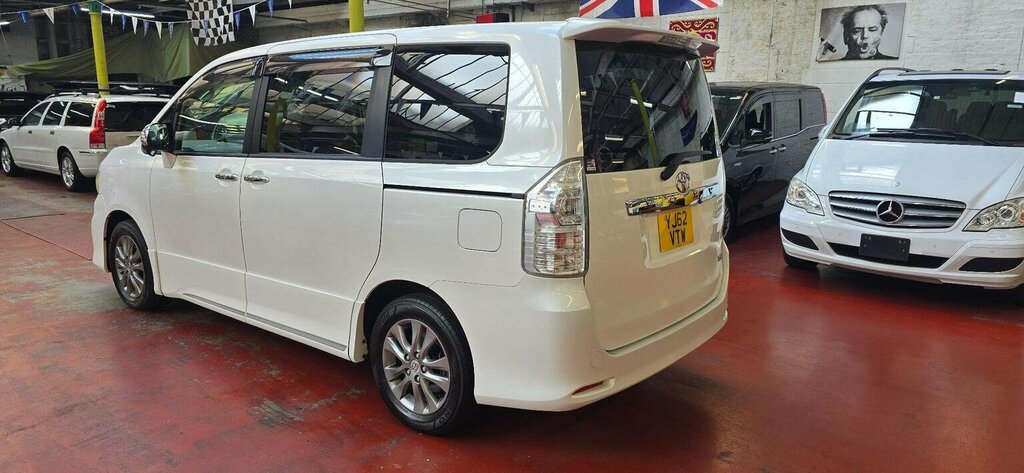Toyota Voxy 1.8 Hybrid 202424 8 Seats Ulez Free Fresh I Black #4