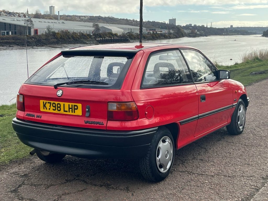Vauxhall Astra Hatchback K798LHP Red #4
