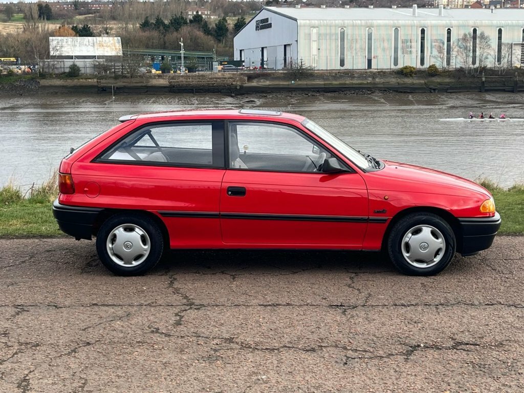 Vauxhall Astra Hatchback K798LHP Red #3