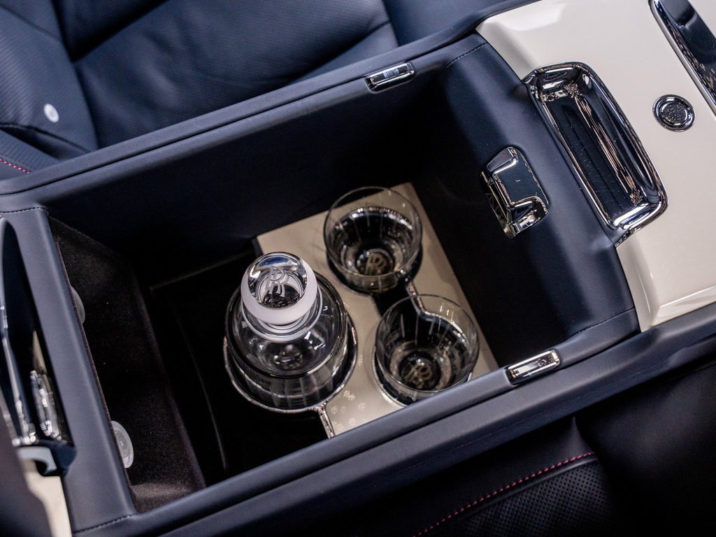 Rolls-Royce Phantom Saloon Black #31