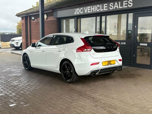 Volvo V40 2014 1.6 T3 R-design Hatchback E White #5