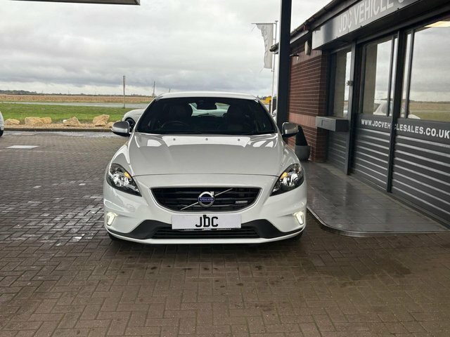 Volvo V40 2014 1.6 T3 R-design Hatchback E White #3