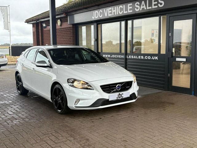 Volvo V40 2014 1.6 T3 R-design Hatchback E White #2