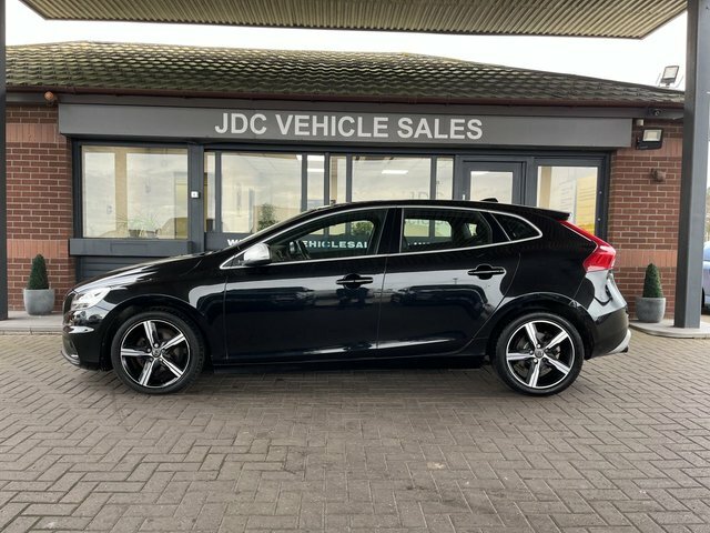 Volvo V40 2018 2.0 D2 R-design Hatchback E MA18ZYS Black #4