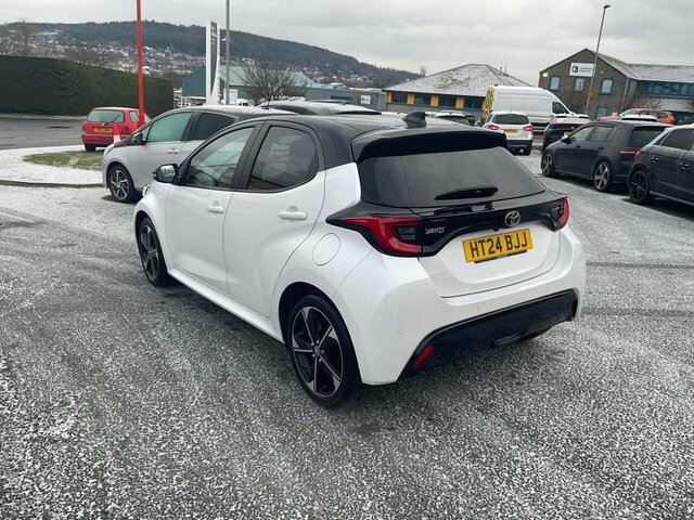 Toyota Yaris 1.5 Vvt-h Premiere Edition Hatchback Hy HT24BJJ White #3