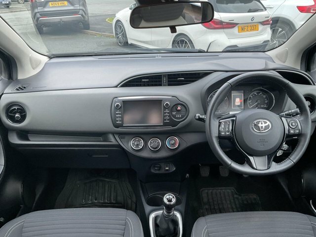 Toyota Yaris 1.5 Vvt-i Icon Tech Hatchback Eu GY19XBV Black #5