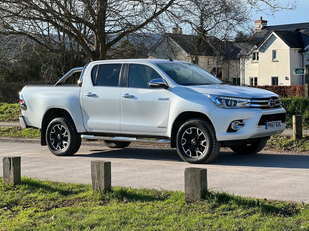 Toyota HILUX Invincible X 4Wd D-4d Dcb White