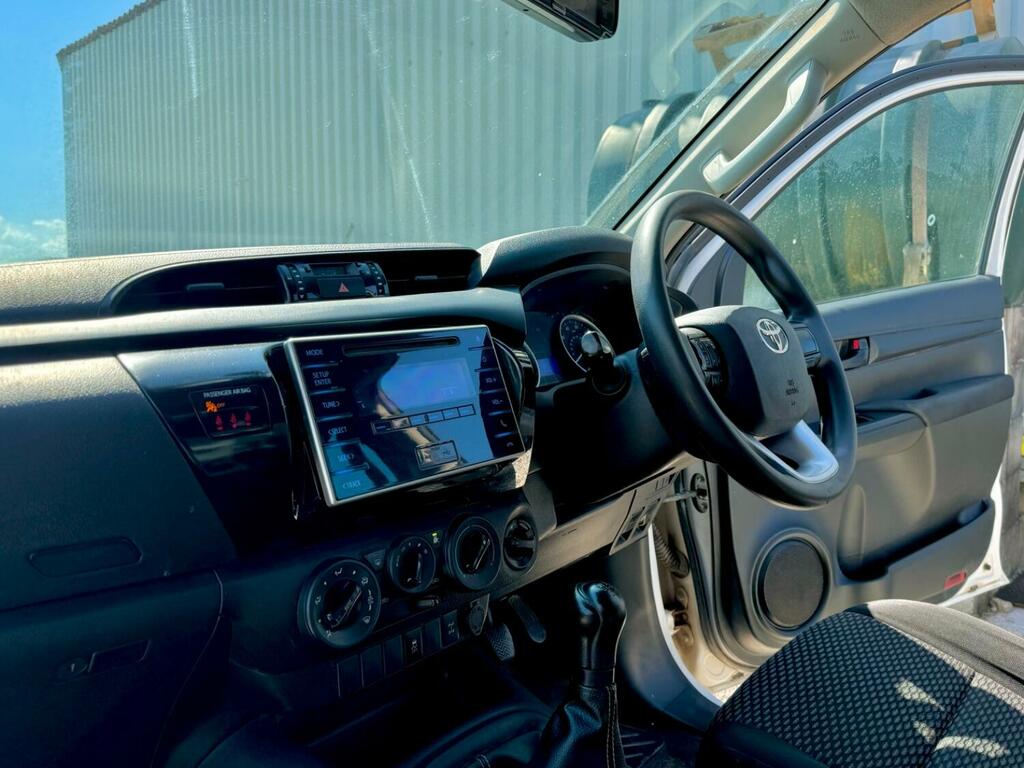 Toyota HILUX 2.4 D-4d Active Utility Spec 2019 HJ69KSO White #5