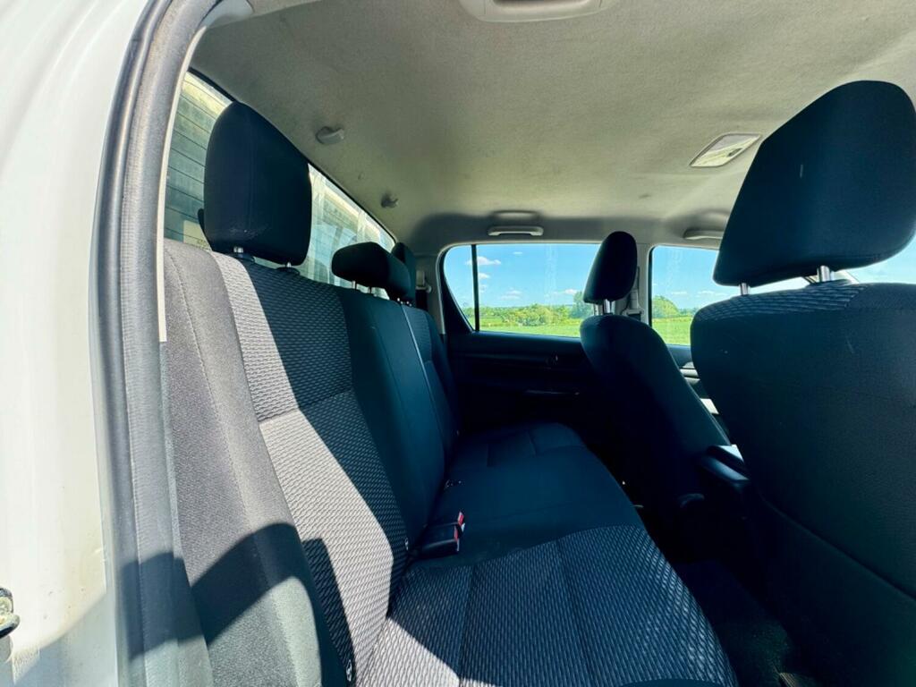Toyota HILUX 2.4 D-4d Active Utility Spec 2019 HJ69KSO White #6