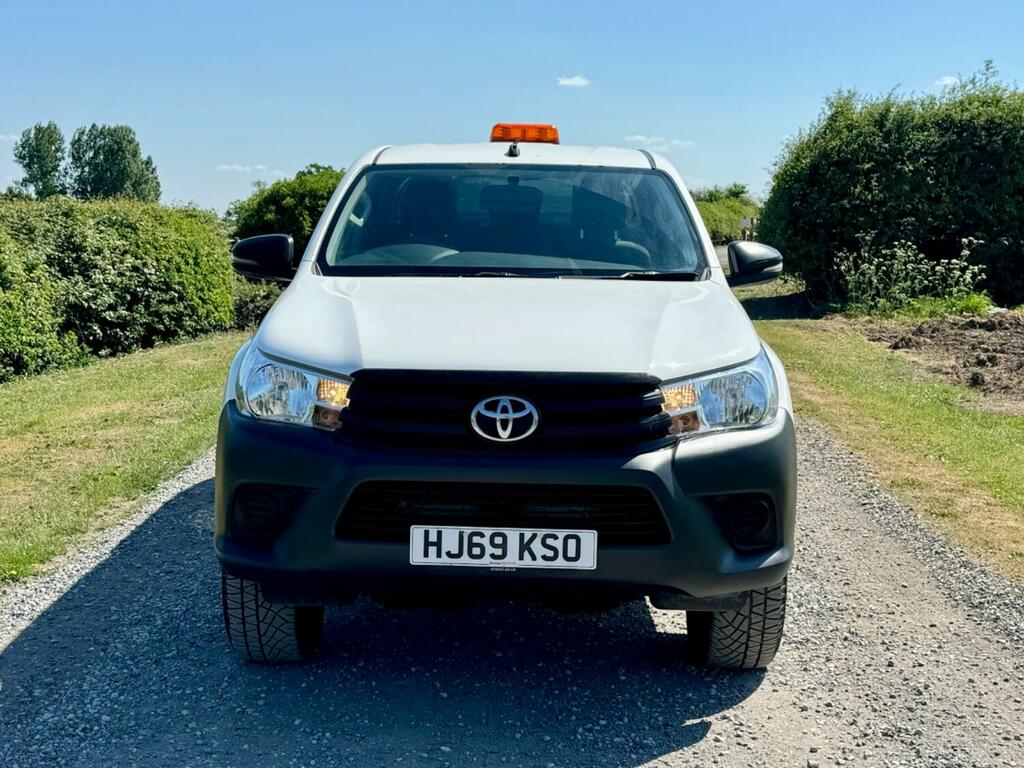Toyota HILUX 2.4 D-4d Active Utility Spec 2019 HJ69KSO White #4
