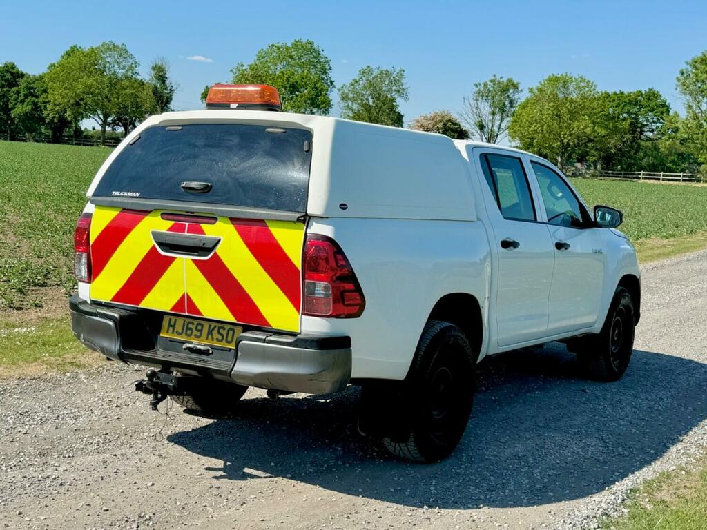 Toyota HILUX 2.4 D-4d Active Utility Spec 2019 HJ69KSO White #3