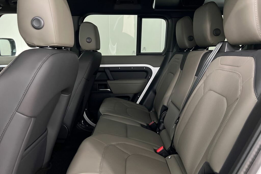 Land Rover Defender 110 D250 X-dynamic Se SM75YUK White #4