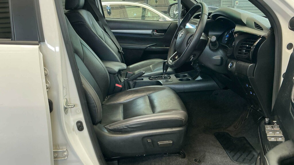 Toyota HILUX Hi-luxury Invincible X D-4d 4Wd Double Cab 4W YC73NZW #6