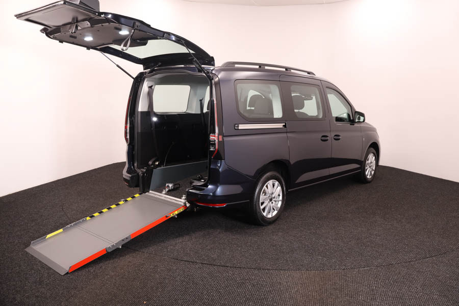 Volkswagen Caddy Maxi Life 1.5 Tsi T5 Maxi Life Liberty Combo Blue #3