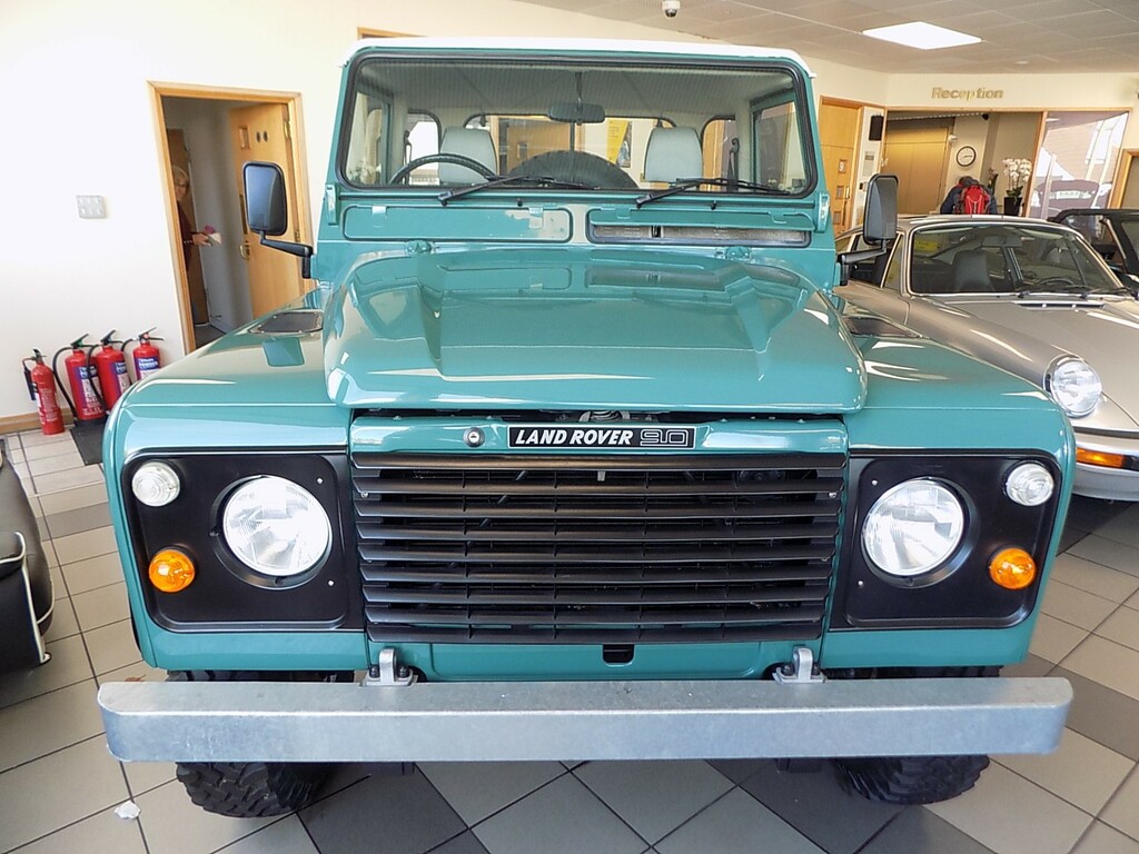 Land Rover Defender 90 -- Green