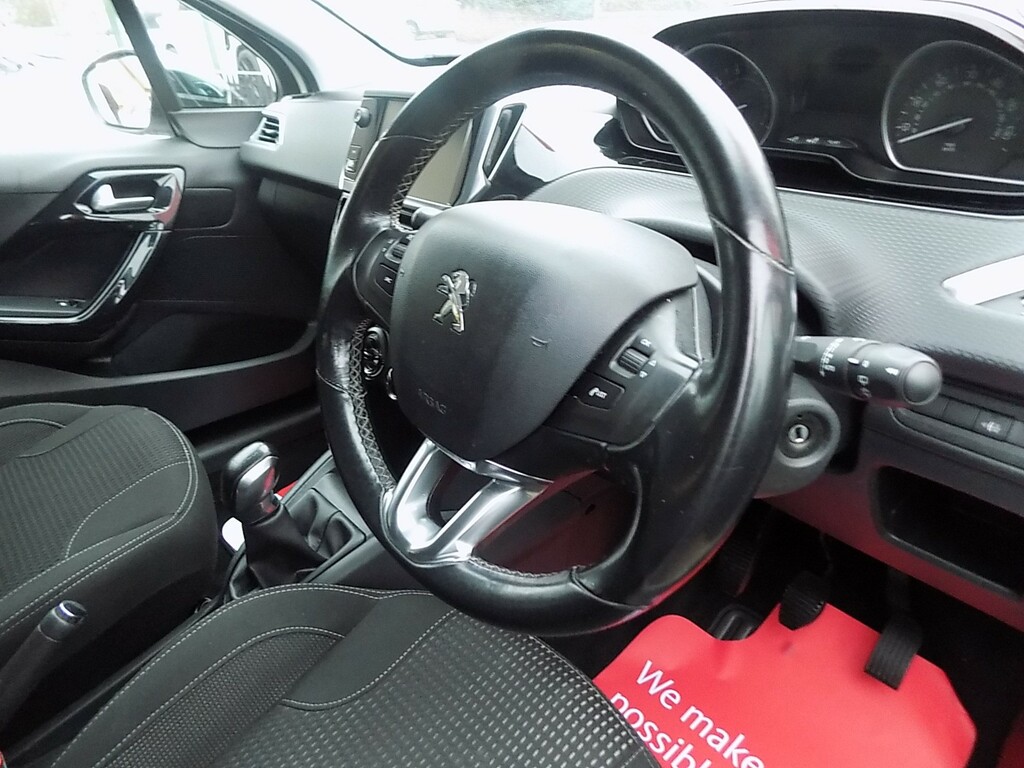 Peugeot 208 Allure White #2