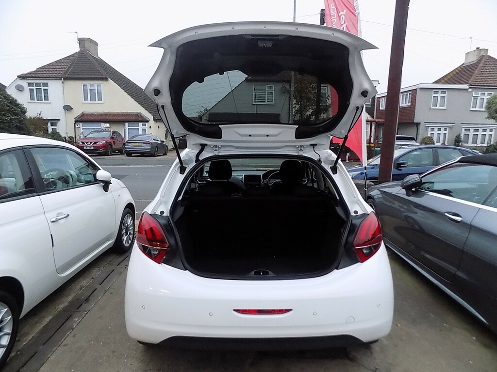 Peugeot 208 Allure White #5