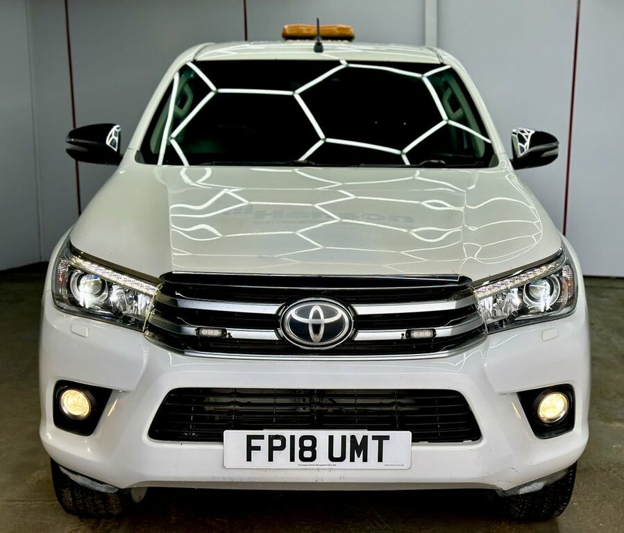 Toyota HILUX 2.4L Invincible FP18UMT White #4