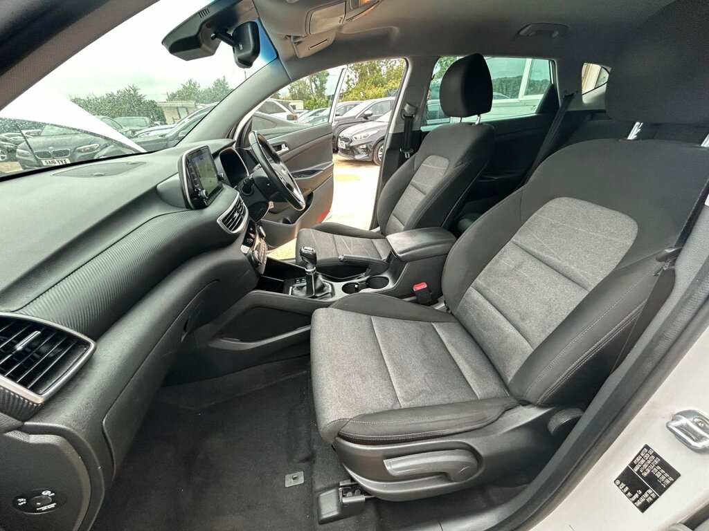 Hyundai Tucson 1.6 Crdi Se Nav Euro 6 Ss WP68JVV White #2