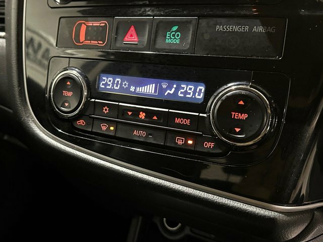 Mitsubishi Outlander 2.2 Di-d Gx3 Suv 4Wd Euro 6 S S Black #3