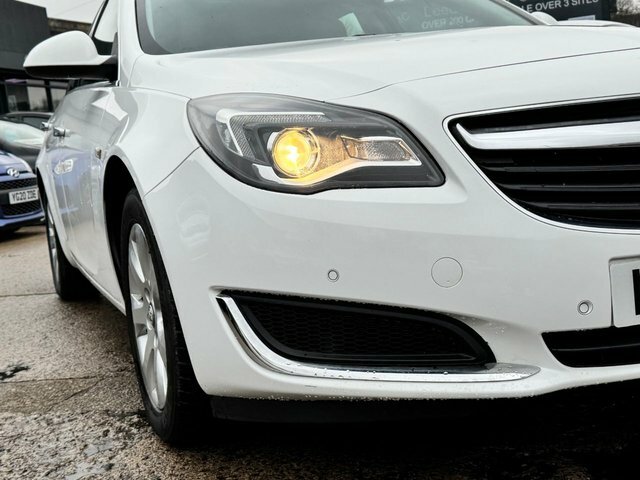 Vauxhall Insignia Estate LM65ZSZ White #3