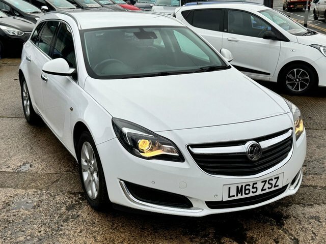 Vauxhall Insignia Estate LM65ZSZ White #2