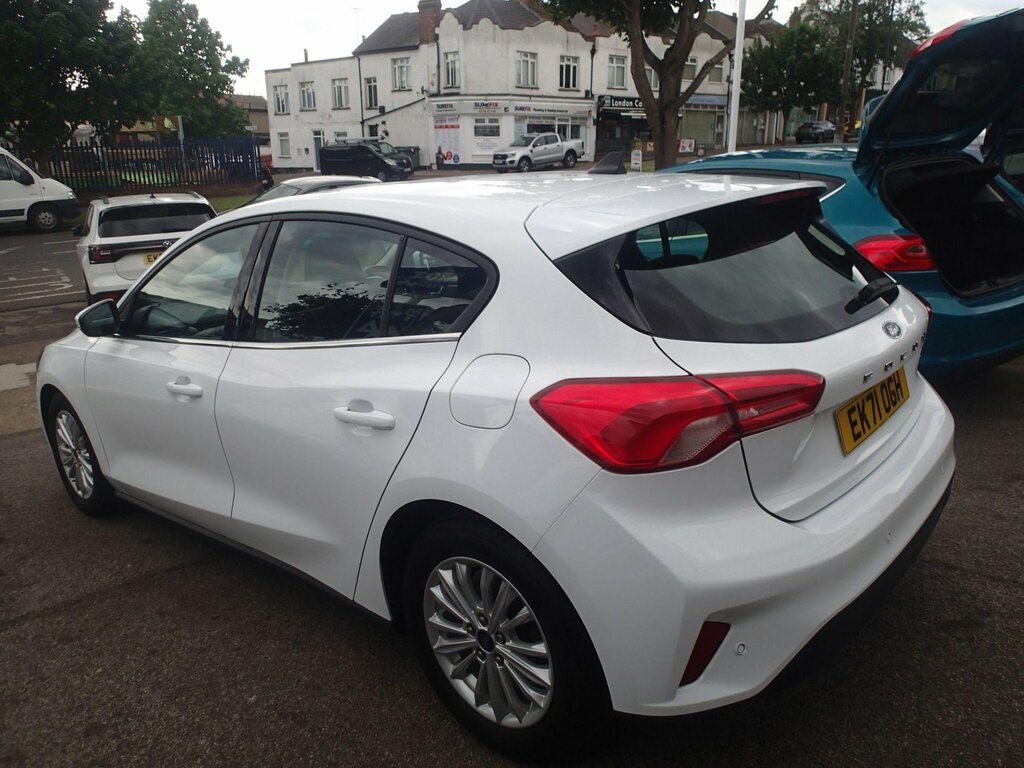 Ford Focus 1.0T Ecoboost Mhev Titanium Edition Hatchback EK71OGH White #4