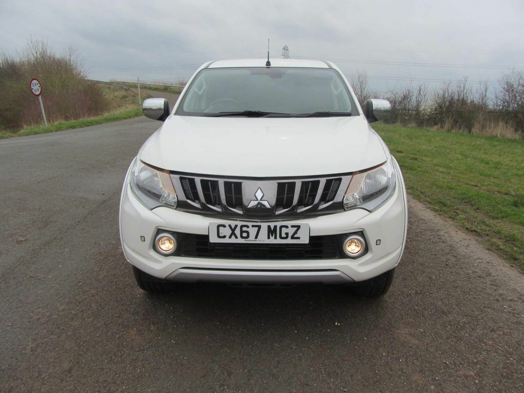 Mitsubishi L200 2.4 Di-d Dc Titan 4Wd Euro 6 CX67MGZ White #2