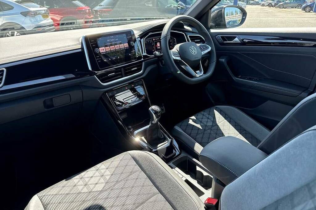 Volkswagen T-Roc 1.5 Tsi R-line VN25PYU Black #2