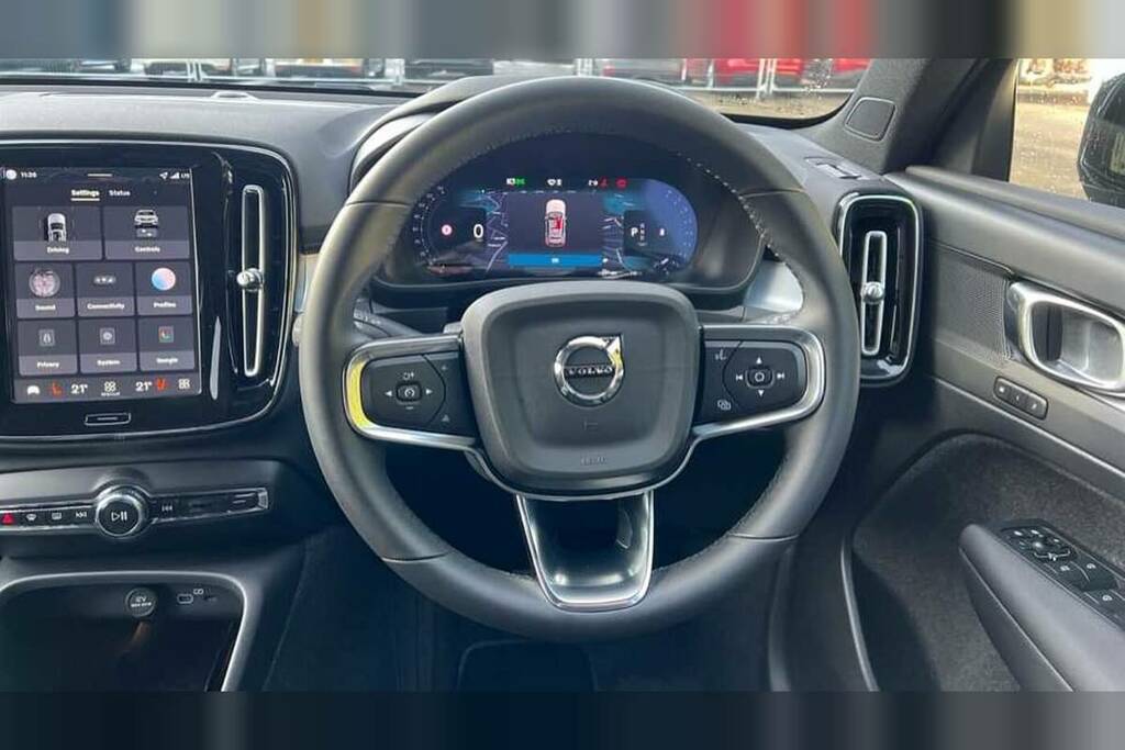 Volvo XC40 2.0 B4p Plus Dark VK75XAL Black #3