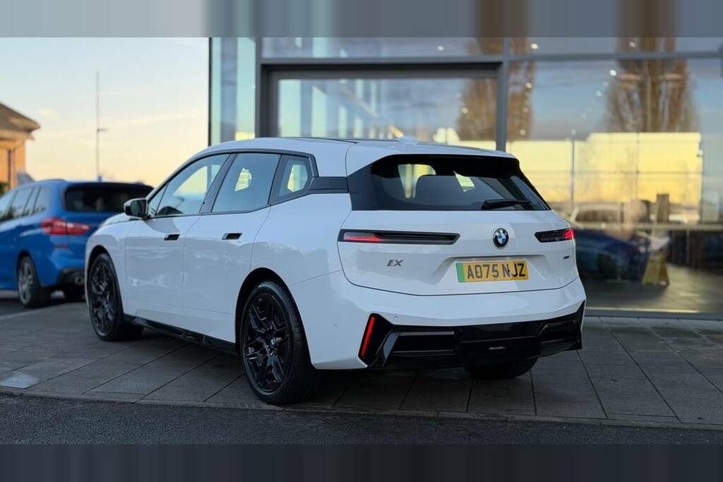 BMW iX 300Kw Xdrive45 M Sport 101Kwh White #2