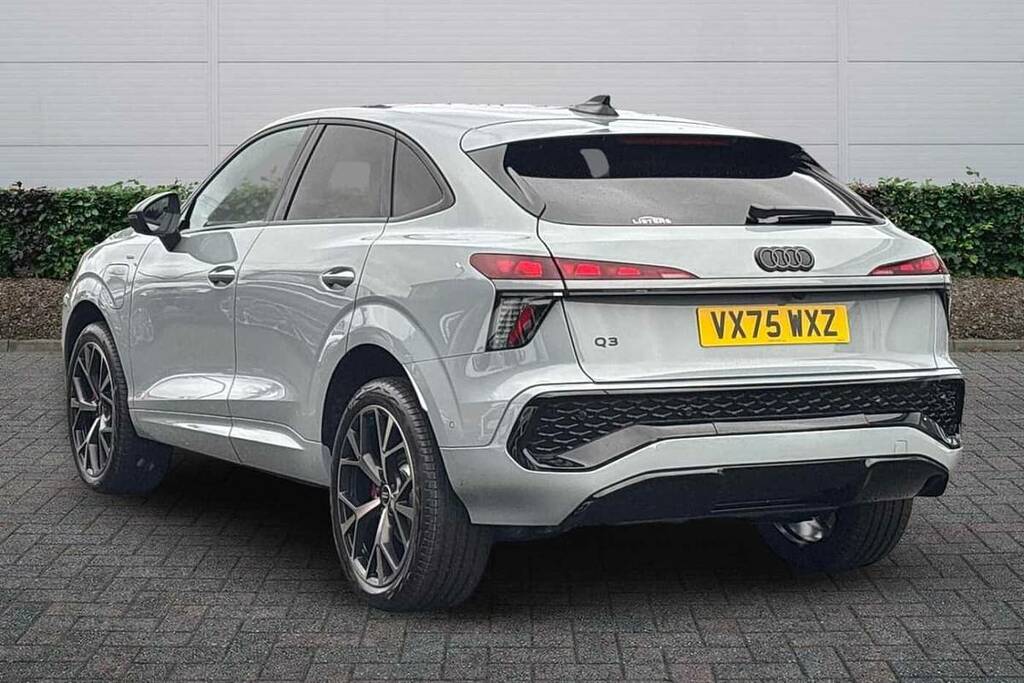 Audi Q3 1.5 E-hybrid Launch Edition Plus S Tronic VX75WXZ Grey #3