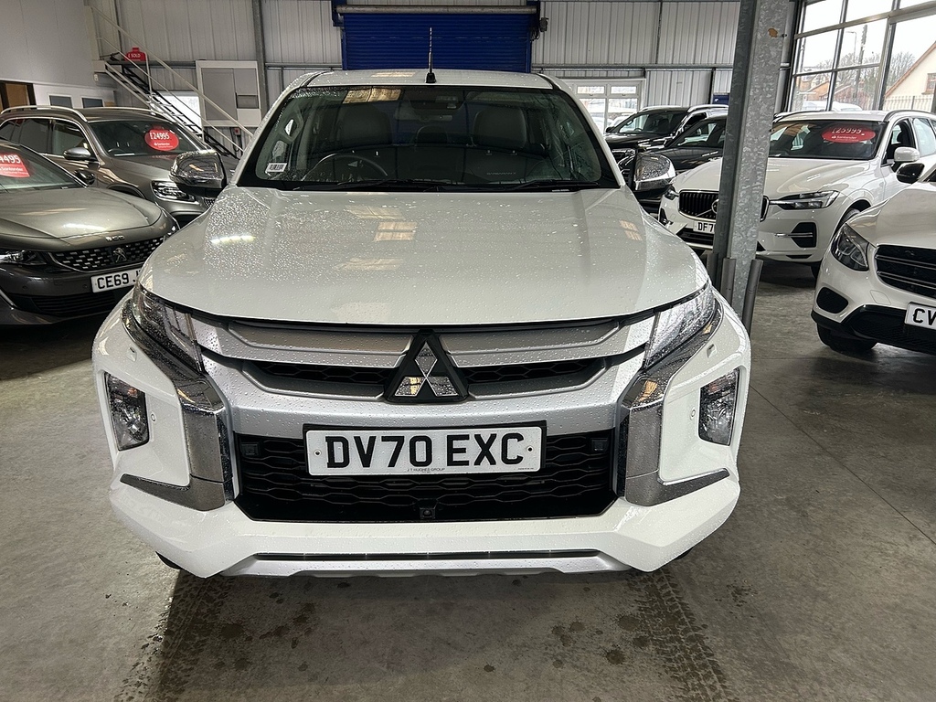 Mitsubishi L200 2.2 Di-d Dc Barbarian X Pickup Double Cab Dies DV70EXC White #3