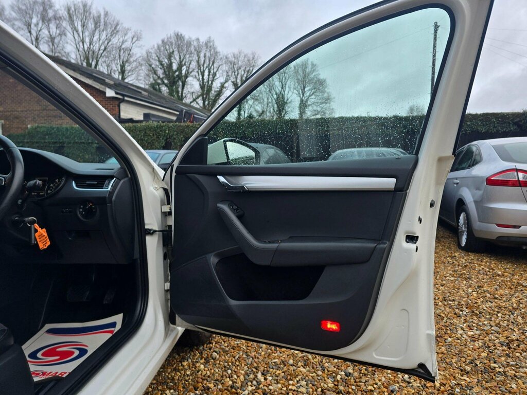 Skoda Octavia 1.6 Tdi Elegance Dsg Euro 5 Ss White #6